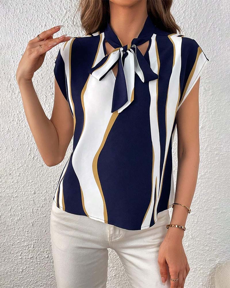 Contrast print short-sleeve lace-up blouse