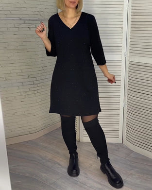 Elegant v-neck dress with three-quarter sleeves