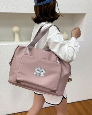 Large capacity shoulder bag