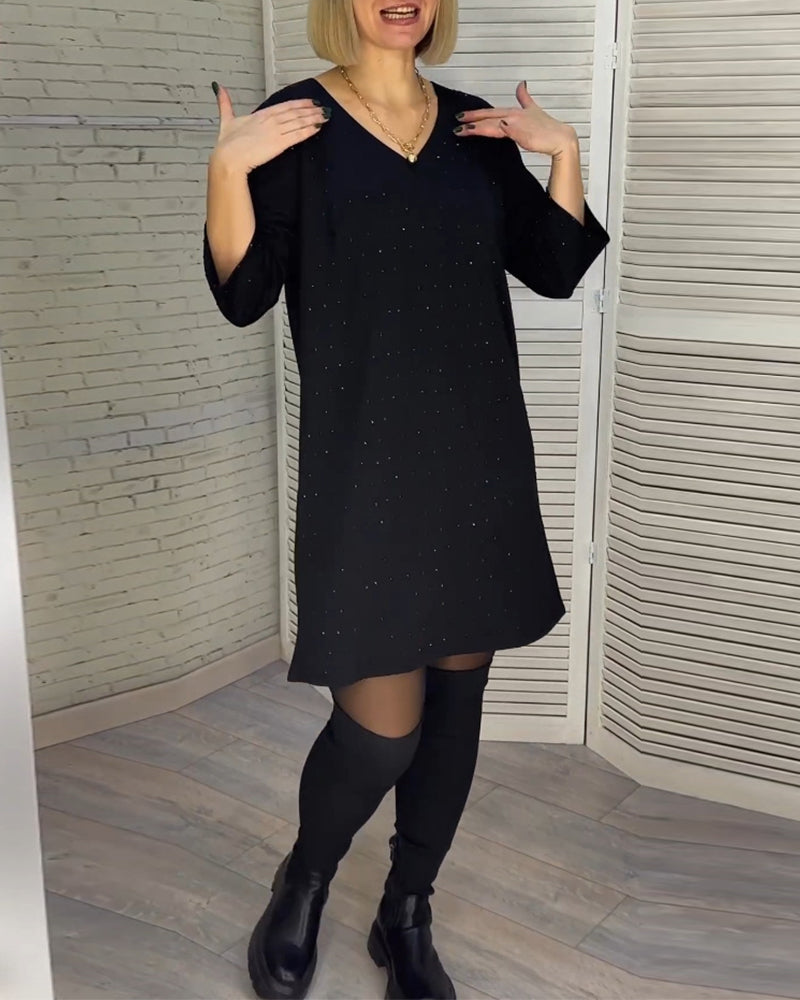 Elegant v-neck dress with three-quarter sleeves